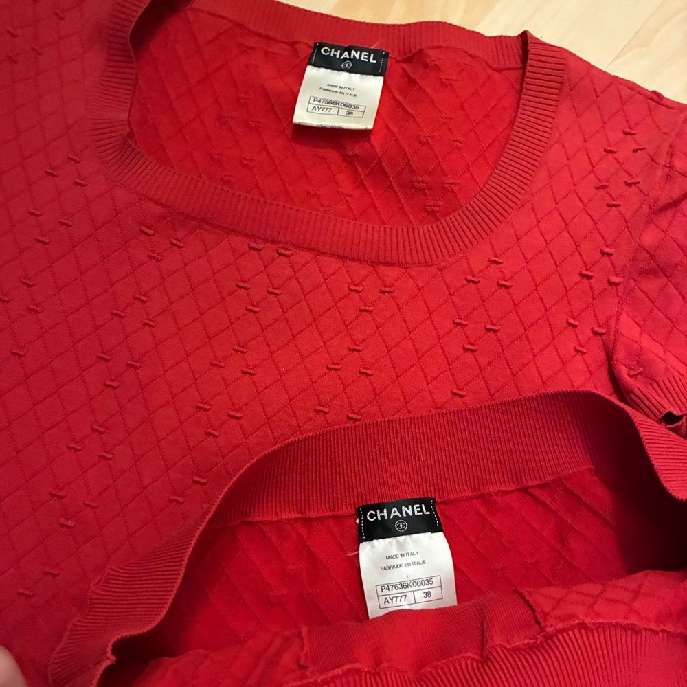 CHANEL 2014 Spring Red Textured Knit 2-Piece Skirt Suit Set - Picture 2 of 15